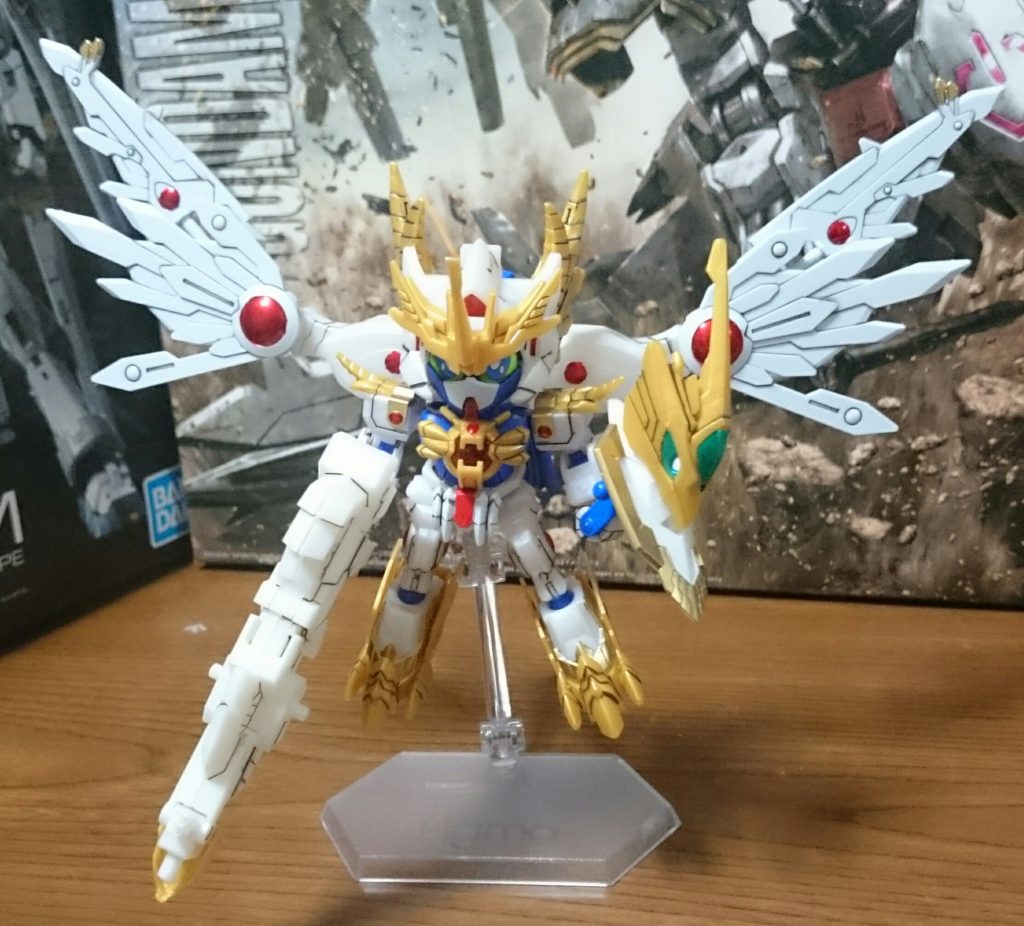 ・竜合身(ドラゴンフュージョン)モード
赤かった全身が白くなり、グレーだった部分がブルーになり、グリーンだった全身のGNコンデンサの色がレッドになったことでホント印象がダンチっスよ!このレッドはガンマカのロイヤルメタレッドで塗装。正直かなりバッチシな感じっス!てかこいつの為にロイヤルメタレッド買った。
ホワイトは少し青みがかった感じのホワイト(翼、GNガンブレード、手首、フロントアーマー、マスク)と乳白色(本体の殆ど)の2色っス。
ゴールドの部分はガンマカのゴールドでシールの部分を塗装。ヴァルキランダーでは袖もゴールドだったっスけど、こちらは袖はホワイトっス