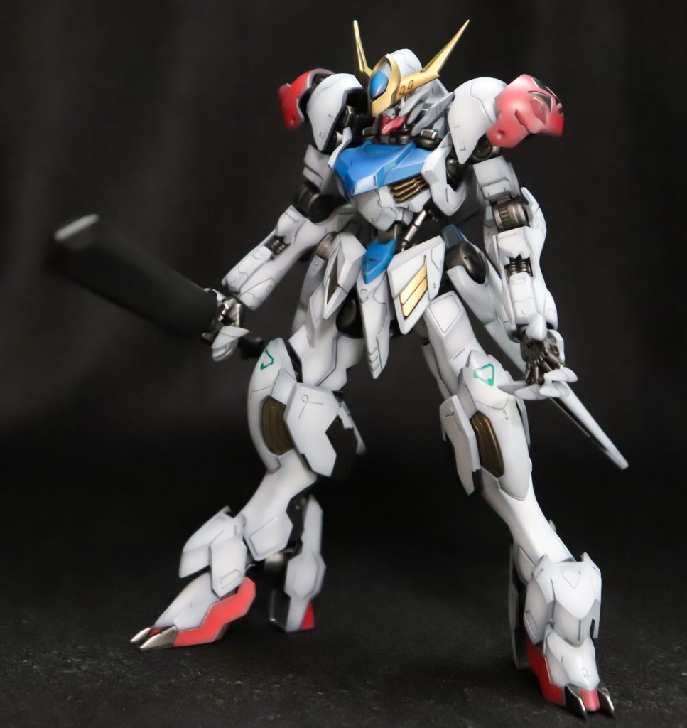 立ち姿です。手首はMSGをベースにパテで爪をつけて作り直してます。ルプスの悪魔っぽさが強調できてればいいかなと。あとは隙間をジャンクパーツやパテで埋めて、可動が干渉している足の取り付け位置を2mm程下に移動したくらいです。