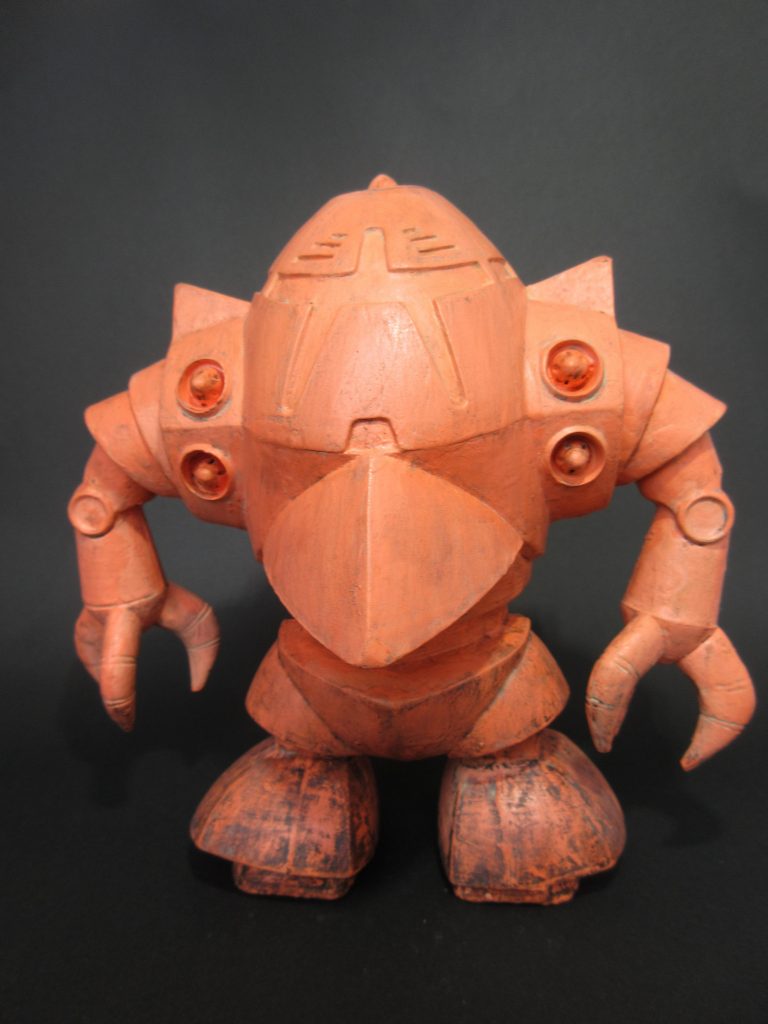 後ろショット。目の部分がなければどっちが前か後ろかわからない体型してますがそれがまたいい雰囲気をだしてます。