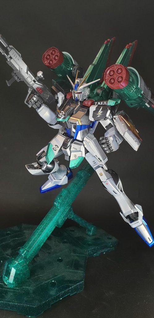 MMI-M16XE2 デリュージー超高初速レール砲肩部に装備された2門のレールガン。フリーダムに採用されたクスィフィアスの系列モデルで、プラズマを投射する事も可能としている[45]。ケルベロス、もしくは4連装ミサイルランチャーと同時発射も可能。デリュージーとは「豪雨」の意