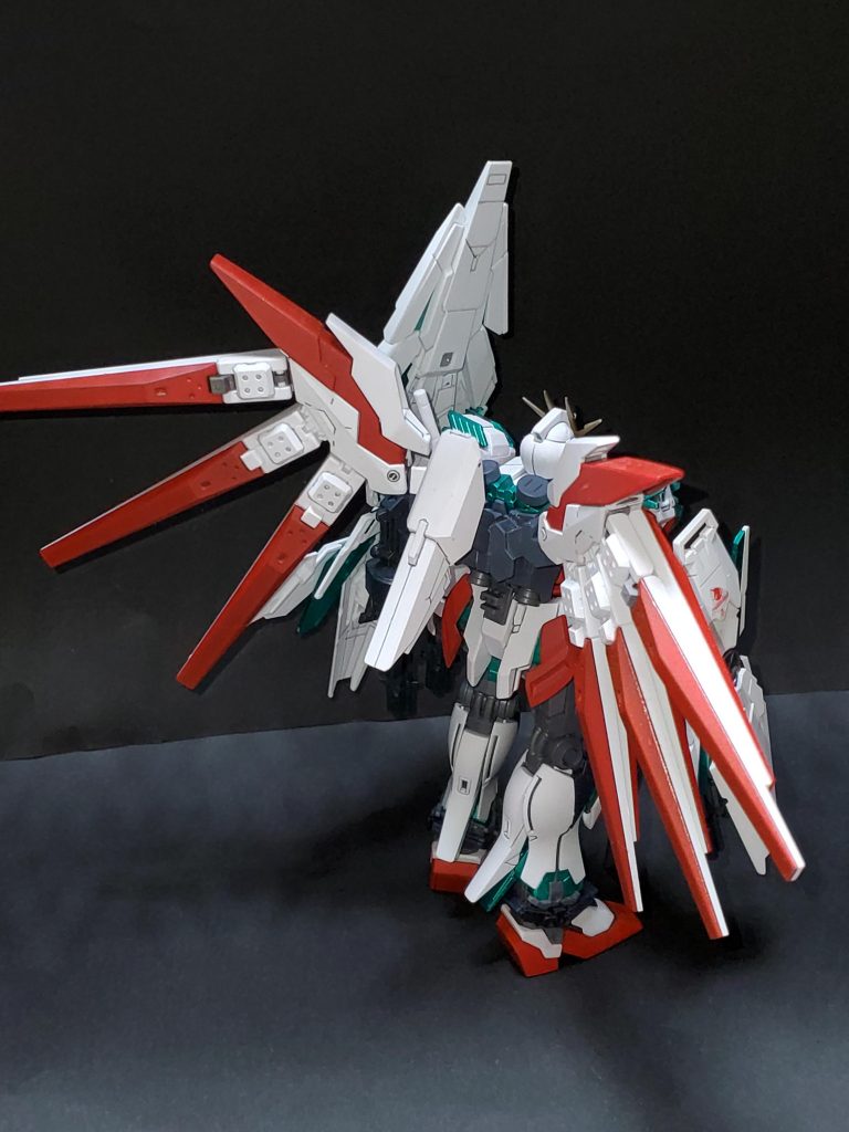 カラーリング
本体白=黒サフ→白サフ→白(艶消し)
本体赤=黒サフ→モンザレッド
本体グレー=黒サフ→ガンシップグレー
脚等のグレー=ガンダムマーカー黒(エアブラシ)→ガンシップグレー(溶けて混ざったら良い感じになったので採用)
サイコフレーム=ガンダムマーカーメタリックグリーン(エアブラシ)
アンテナ=ガンダムマーカーゴールド(エアブラシ)、付属