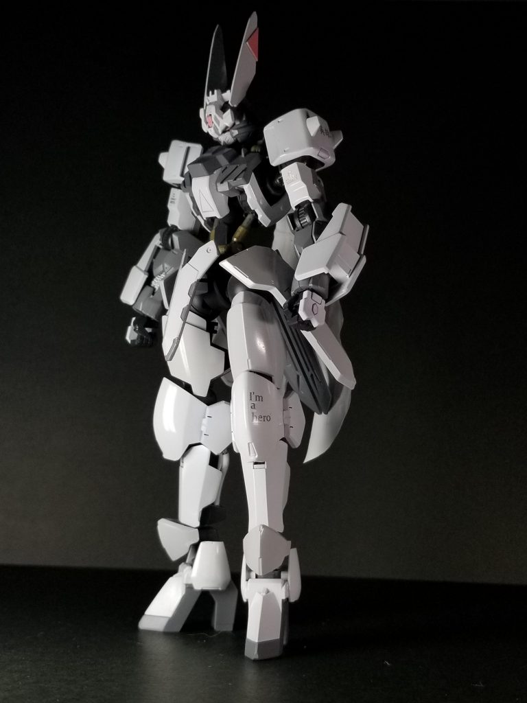 装甲装着した正面
差分の少ない白とグレー+グレーの3色で塗装してます。各所にオリジナルデカールを貼ってます。