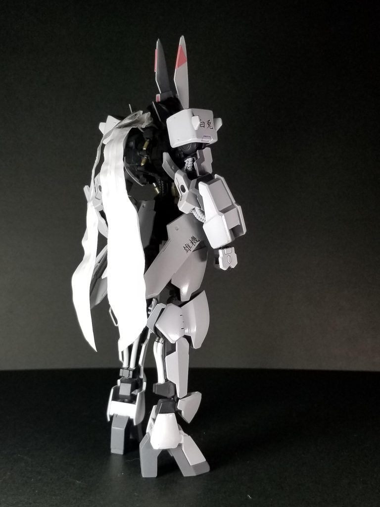 装甲装着した背面
百均の包装用袋とタイで作ったスカーフが特徴的です。形状もうさ耳に仕上げてみました(๑•̀ㅂ•́)و✧