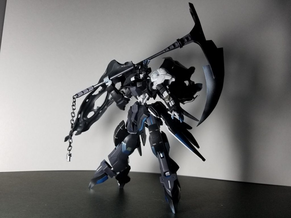 ギミック
フードパーツは軸棒に差し込んで接続しているため、後ろから差し込むことで風になびいている感じや可動域拡大が可能になります。