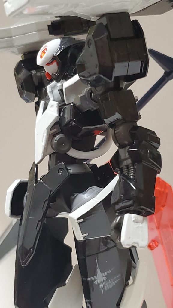 頭はジンクスにクアンタの顔を取り付けました。