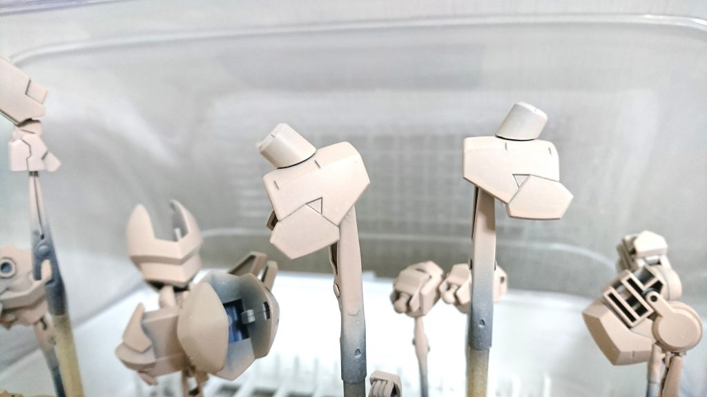 下地はアクリジョンのベースグレー → 薄茶色。肩のモールドがニッコリ笑顔。