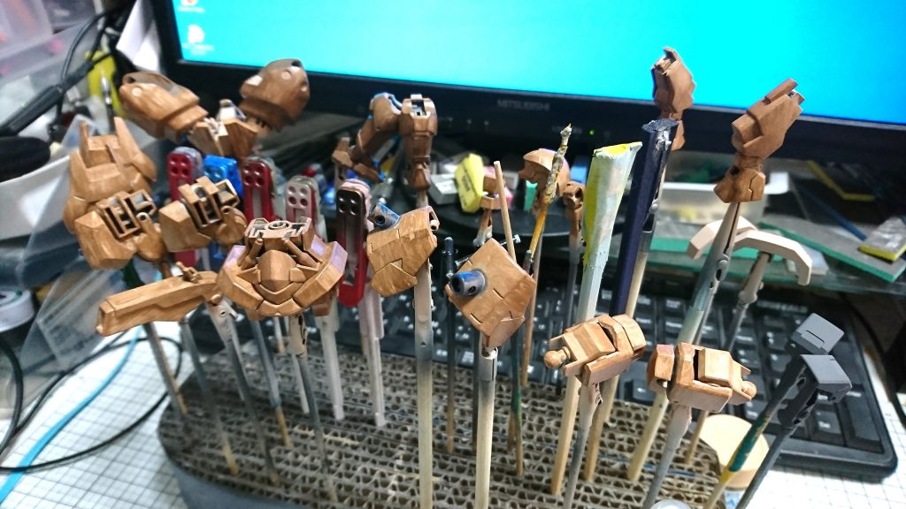 ざんぎりにした筆でウッドブラウンをガサガサと塗っていきます。