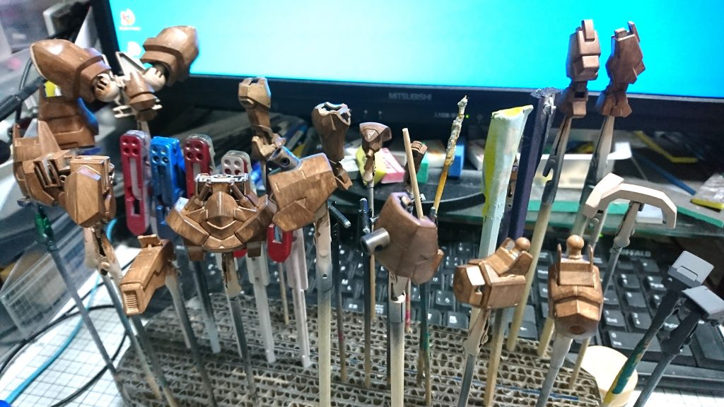 その上にマホガニーをガサガサ。