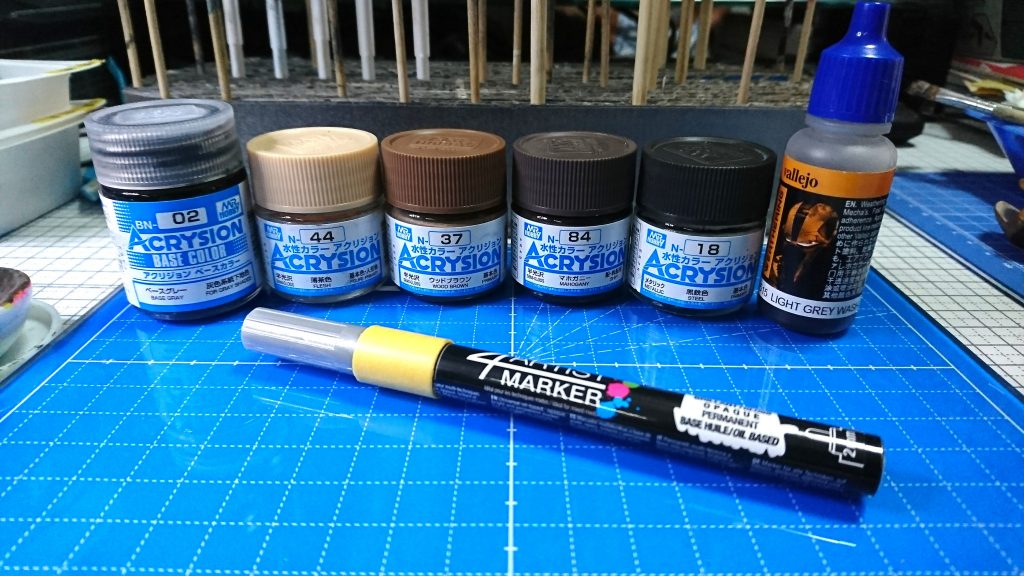 使用塗料はアクリジョンのベースグレー、薄茶色、ウッドブラウン、マホガニー、それに武器や一部アクセントに黒鉄色。仕上げにファレホのライトグレイウォッシュでウォッシング。4アーティストマーカーのシルバーはお目目に使いました。