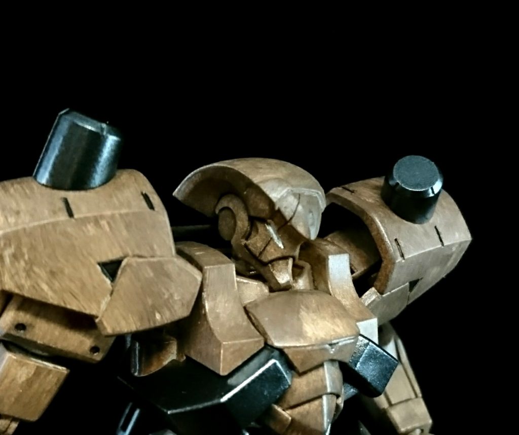 古い木像ってよく割れてたりするので、右目に亀裂を入れてみました。