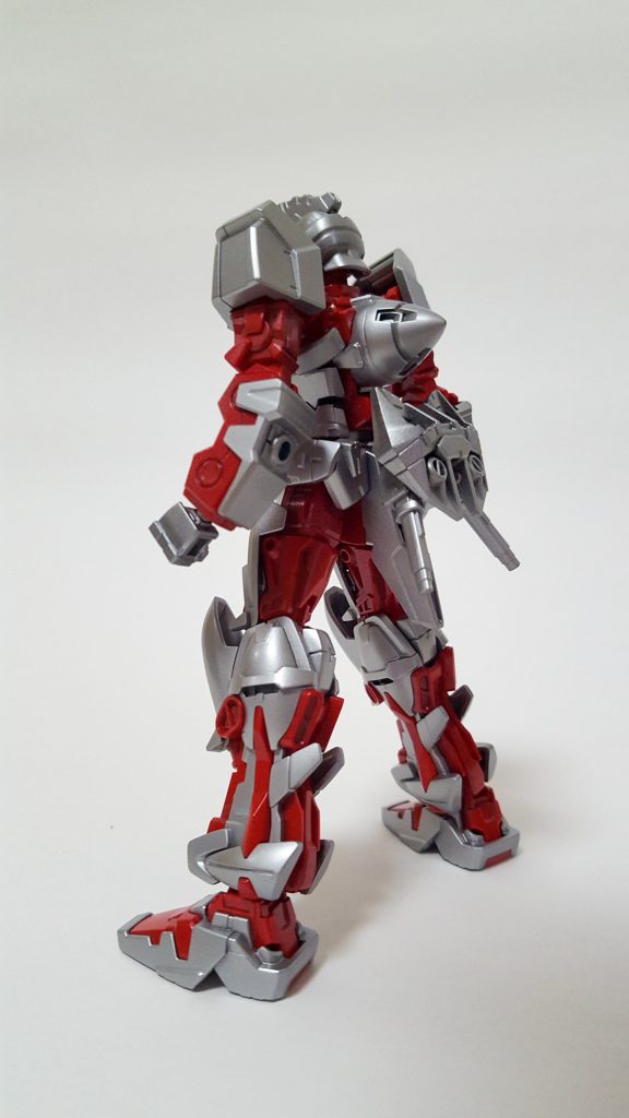 背中には、GNドライブを搭載しています。
腰部分には、ビームサーベルを装備した超格闘特化型の機体です。