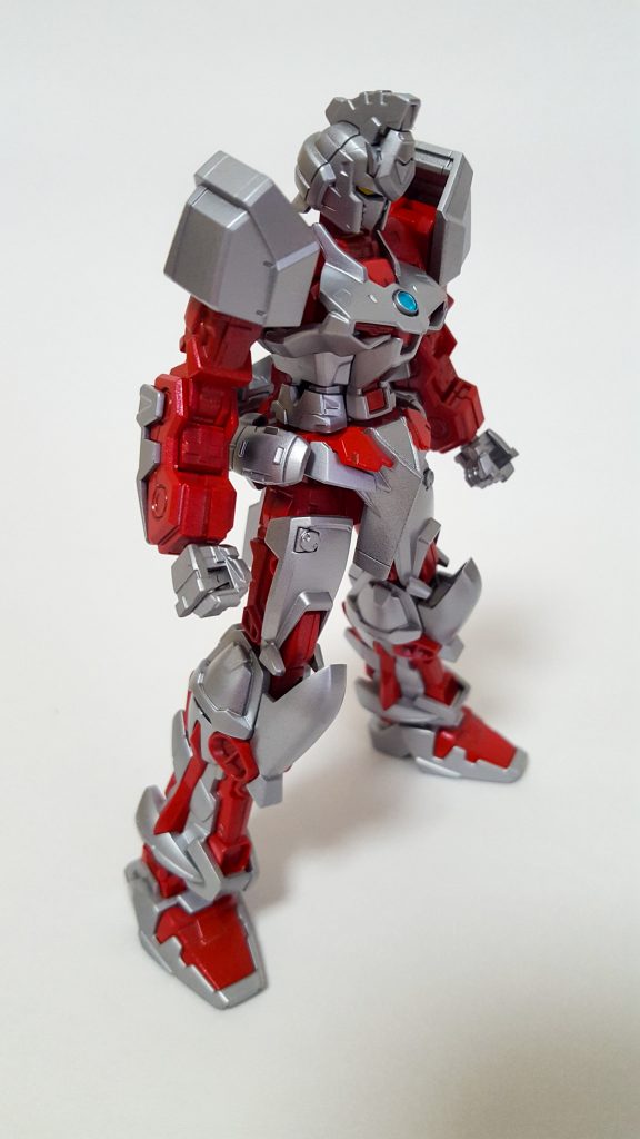 頭部はジャスティスナイトを使用し、顎部分を、百式風に改造しました。
肩はアデルの余剰となった、AGE-1の肩アーマーを向きを変えて取り付けました。
バックパックはダブルオーダイバーエースの余剰になる、GNドライブのコーンパーツを使用しています。
残りはすべて、アストレイレッドフレームで、形を一部変更しています。