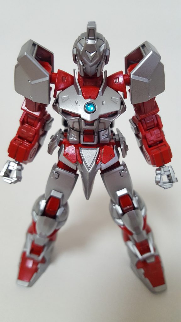 胸と両腕のクリアパーツは下にラピーテープを貼って光っているようにしました。