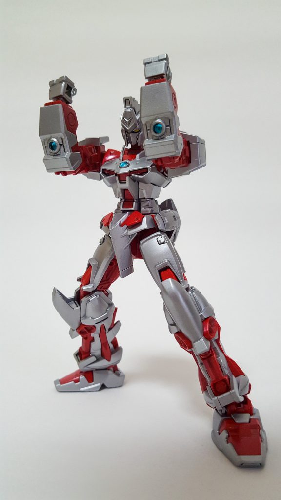 腕のクリアパーツからGNフィールドを展開。実弾、ビーム攻撃を無力化します。
GNフィールドで、相手攻撃を防御、回避しながら接近戦に持ち込むのが、勝利パターン。