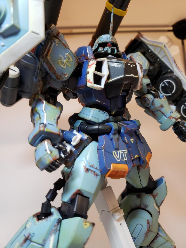 バストアップ
指揮官機を表すブレードアンテナがかっこいいよな。
ホイルシールだったモノアイをHアイズのクリアパーツに交換したので立体感が出たのがお気に入り