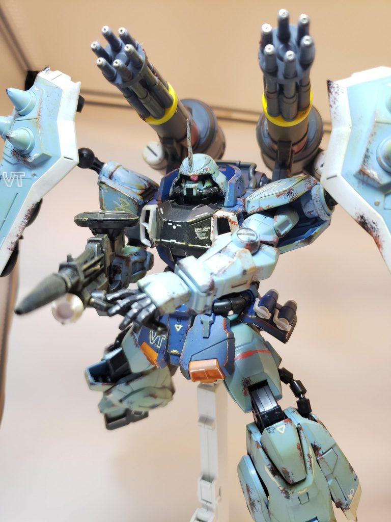 ビーム突撃銃とスラッシュウィザードの特徴であるハイドラビームガトリング砲を構えて
フルアーマーガンダム(サンボル版)みたいに盾を構えて突撃するイメージ