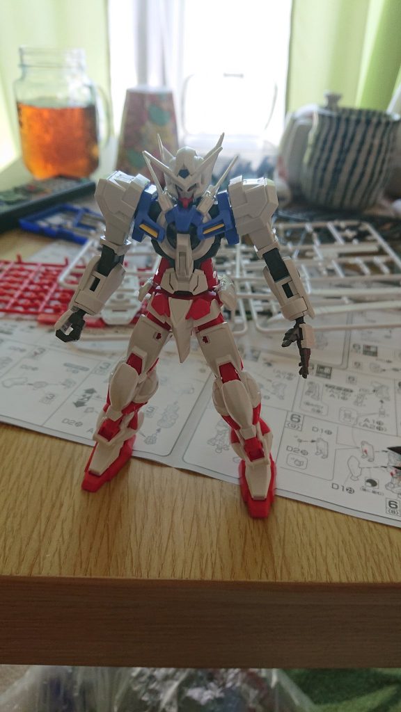 アストレアのパーツはホビージャパンのアストレア改造パーツを使いました。
そのせいか、パーツの精度が低くてアーマーの内部をヤスリをかけてました。
クラビカルアンテナの下の胸部装甲はアメイジングエクシアに変更しました。