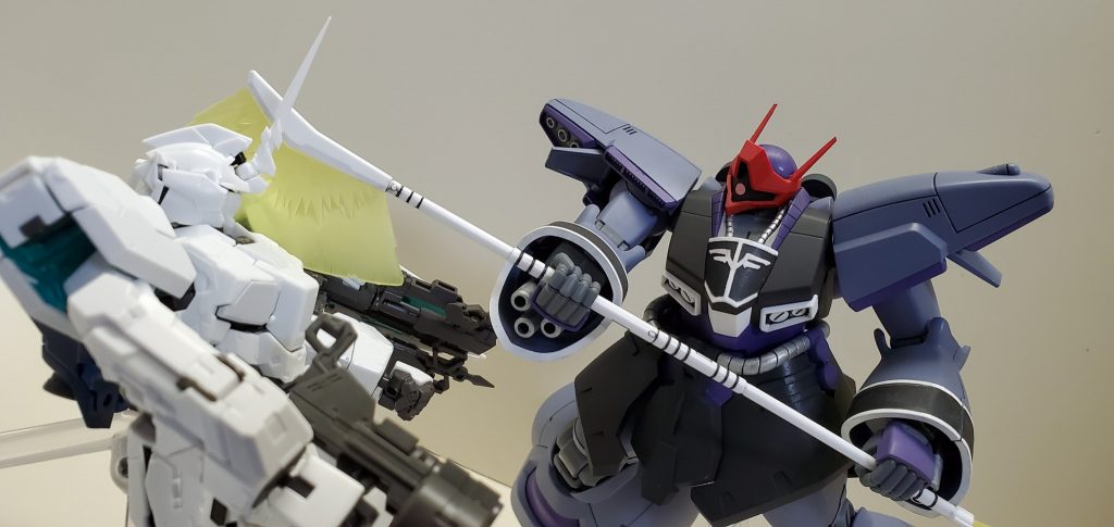 両手で持つ長い武器は素敵です。