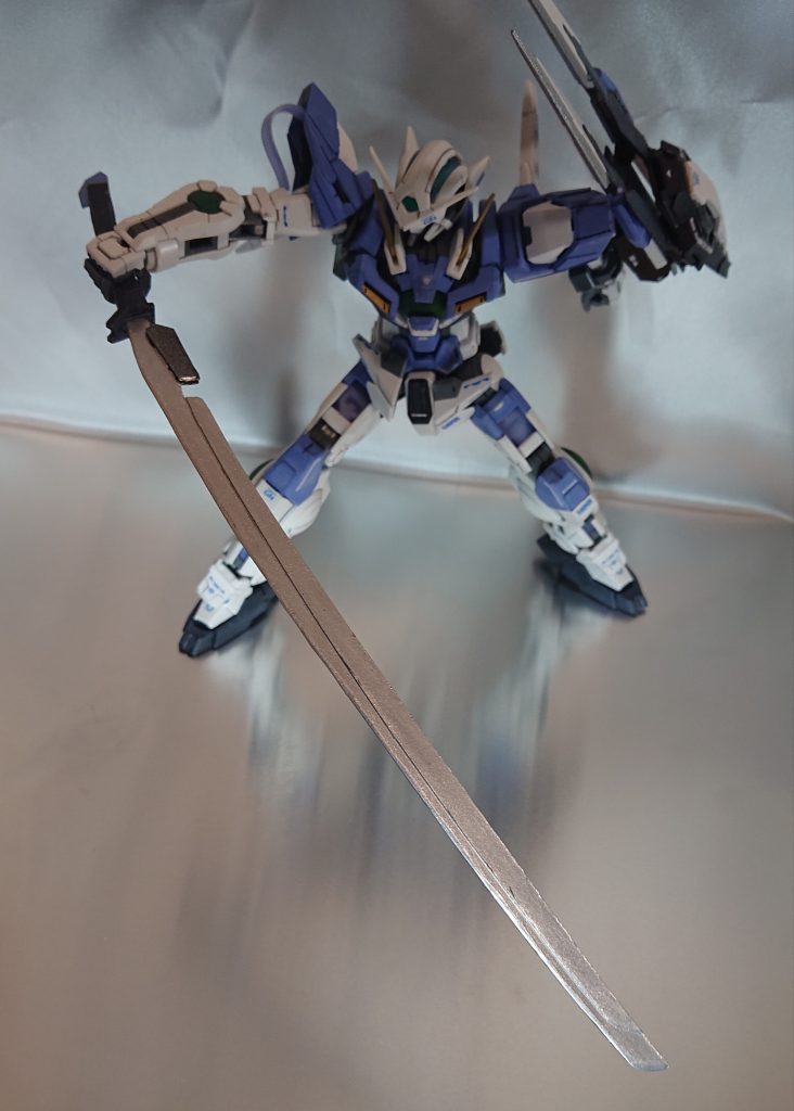 GNサムライソード
実体刃といえば日本刀!
と言うことで鞘も含めプラ板より作成致しました。