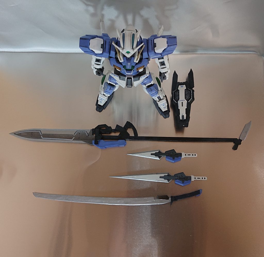 こういう写真取りたいがために頑張りました。
ここまで閲覧ありがとうございます。
実は白とグレーの所は一切塗装しておりません。
肩と脇腹の白のみ白サフです。
最後に艶だけ塗装箇所と合わせてスミイレをした程度となっております。
青の箇所は筆塗り、黒はスプレーです
ここから制作工程です↓