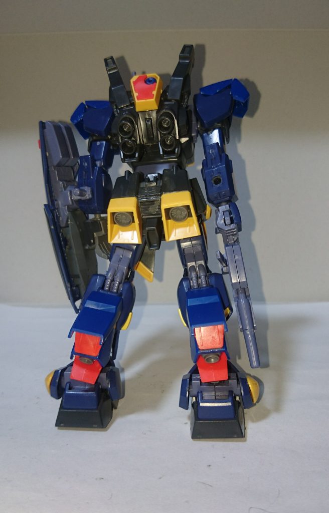 腰にはバーザムのバックパック
脚部にはバーザムのスラスターを付けました。
これにより、Gディフェンサーを換装しなくても、十分な機動性を確保しました。