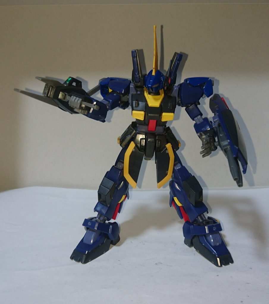 当然ですが、バーザムヘッドとの付け替えも出来ますし、独特な形をしたビームライフルも付けられるようにしています。