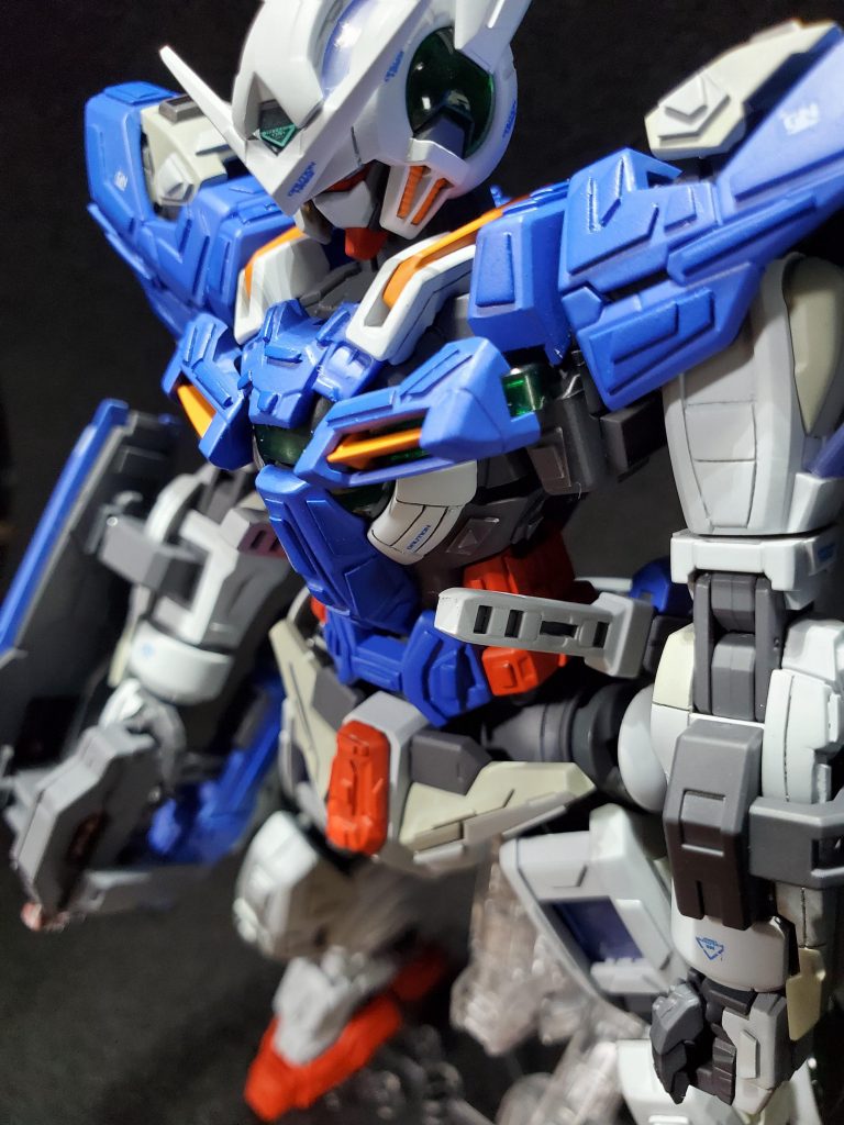 全身にプラ板でディテールを作りました。青、白は2色で塗り分けています。