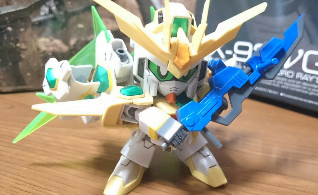 そして今回のメイン、我らがチームリーダー機
・スターウイニングガンダム
イエローがかなり足りなかったんスけど、ガンダムマーカーのSEED Destinyセットのイエロー(細先)がかなり近く、すごくいい仕事をしてくれたっス
……ちなみにこの画像はアンテナのオレンジはメタオレンジ+イエローの組み合わせでなんとか再現してるっスけど、変形の際に爪がちょっと当たっただけで剥がれてしまい、泣く泣くシールを貼ったっス…なので以降の画像のアンテナのオレンジはシールっス