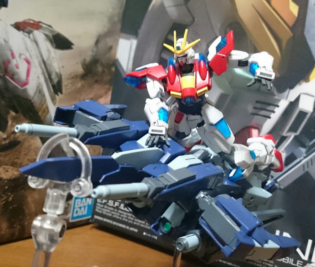 「乗れセカイ!」
フルバーニアンに乗っかり、粒子を温存。
フルバーニアンは重たいからスタンドをふたつ使ってようやく支えられてるっス…ちなみにトライバーニングは奇跡のバランスで乗っかってるっス