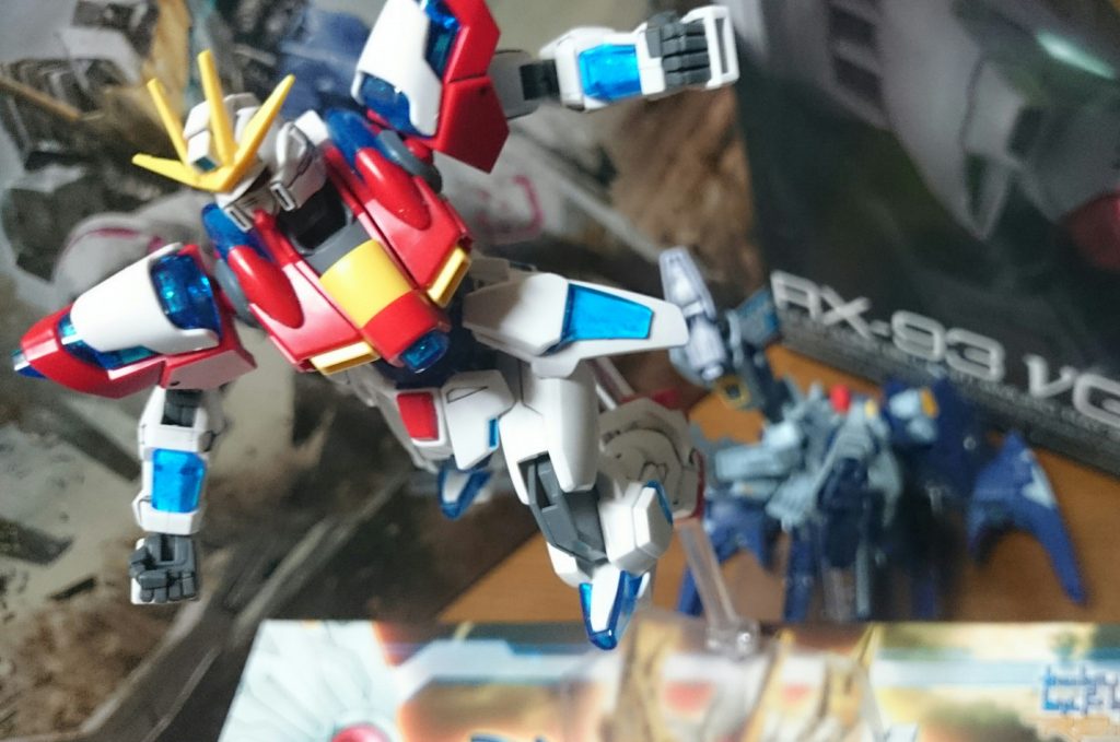 ・蹴り上げ&ブーストで跳躍
トライバーニングの高さを調節するために、というかスタンドの高さの都合で、ライトニングの背中はテーブルにベタ付けっスけど、そのお陰でライトニングが踏み台にされ落とされてるかのように見えるっス…