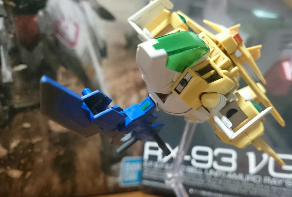 ・コアブースター
機首のグリーンは最初はマーカーのメタグリーンで塗装してたんスけど、変形の度に少しずつ干渉し、ど真ん中に横一文字の傷が入ったのでこれまたシールを貼ってるっス