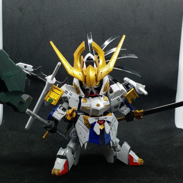 劍聖裝，武者裝， 劍豪裝，加輕裝，頑駄無化流刃途守(バルバトス-巴巴托斯)，全裝完成上色，在LED燈下油油功夫要勞力一點…