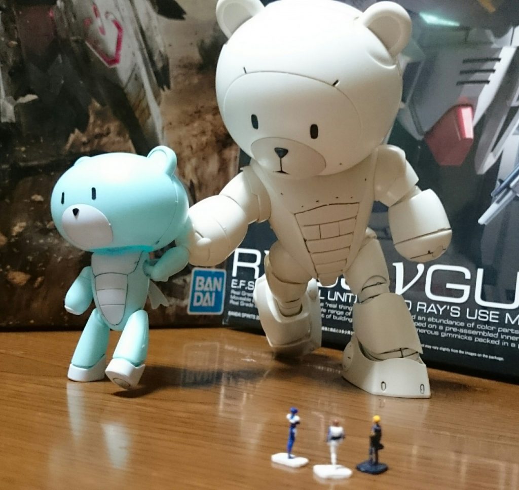 子プチッガイ(長男)「おかあさん、早く行かないとフルシティニッパーが売り切れちゃうよ～」

ママッガイ「ちょっ、ちょっと待ってっ！そ、そんな引っ張らないで、転んじゃうから！」

白いベアッガイの名前はママッガイ。そして彼女を引っ張っているスカイブルーのプチッガイは彼女の子供の子プチッガイ(長男)。色からしておそらく父親似でしょう。

キンケドゥ「俺たちは、何を見てるんだろうな…」

アムロ「アッガイ似の何かが、その子供に振り回されてる、といったところか…？」

リディ「取り敢えず少し距離を取りませんか？あのまま白熊アッガイが倒れてきたらひとたまりもありませんよ…」

アムロ「そうだな…ここは離れて他を見て回ろう」