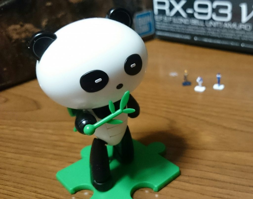 パンダッガイ「……」ﾑｼｬﾑｼｬﾑｼｬﾑｼｬﾑｼｬ…

この子はパンダッガイ。パンダ風のプチッガイです。何故パンダなのかは村の誰にも、本人でさえわかっていません。時々自分が他のみんなと違うことを気にしているようですが、親や村のみんなも気に止めないし、拒絶もされないため、パンダッガイ自身も「まぁいっか」の精神で毎日を過ごしています。とてもマイペースなのんびり屋さんです。


アムロ(熊じゃ、熊じゃなかったのか…!?)ﾋﾟｷﾘﾘｰﾝ

リディ(俺だってわかりませんよ…！)ﾋﾟｷﾘﾘｰﾝ

キンケドゥ(なんなんでしょうねっ!?ホントなんなんでしょうねこの村はっ…!!)ﾋﾟｷﾘﾘｰﾝ

ただこの3人だけは気にするようです。NT能力の無駄使いです。