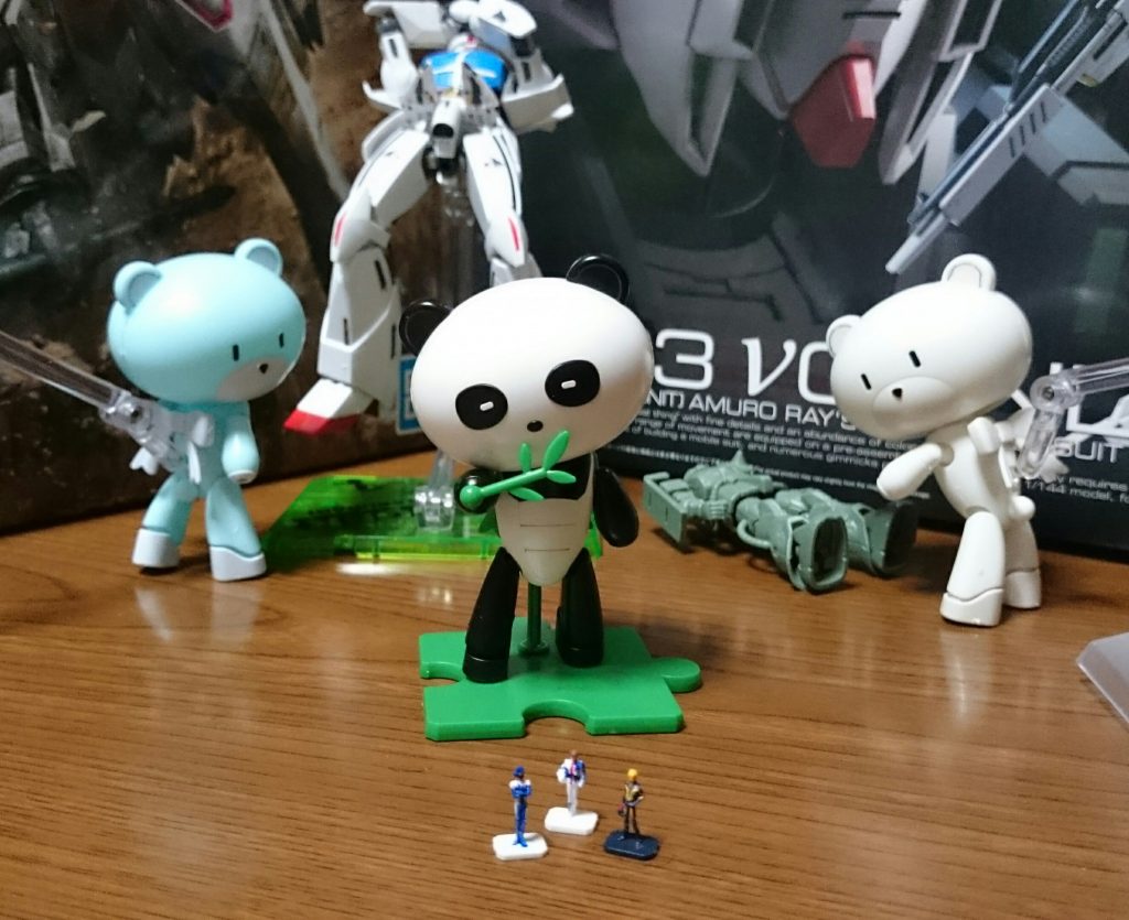 アムロ「取り敢えず、次にいこう…あの子供アッガイ、連続でガンダムの股間を連打しはじめたぞ…」

リディ「あんなのは、もう見たくない…」

キンケドゥ「え、エグい…よ隣の白い子供の蹴りも狙いが甘いだけで、よく見たら股間狙いじゃないか…」

アムロ「さ、さて、次はどこに「あれー？」いこ…う」 

アムロ(今なにか割り込まなかったか…!?)ﾋﾟｷﾘﾘｰﾝ

リディ(なにかいた！たしかにいました！)ﾋﾟｷﾘﾘｰﾝ

キンケドゥ(い、今のって…)ﾋﾟｷﾘﾘｰﾝ

パンダッガイ「ねーねー、みんなー、知らない人たちがここにいるよー」

子プチッガイ(長男)「えー？本当ー？」

子プチッガイ(次男)「知らない人ってー？」

「「「お、終わった―――!?」」」