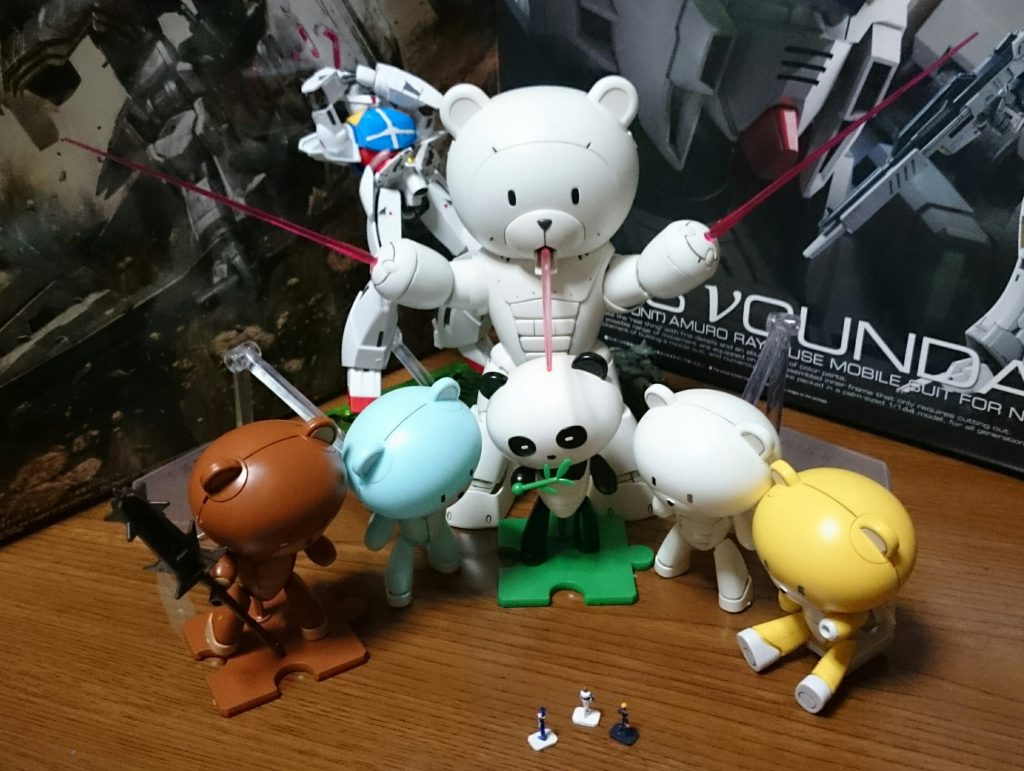 パンダッガイの声を仕切りに周囲のプチッガイやベアッガイたちが集まってきました。

ウイニングッガイ「なにこの人たち？」

プ茶ッガイ「し、知らない人たちが…いっぱい…」

子プチッガイ(長男)「何泣いてるのさ。大丈夫だって。…………たぶん」

プ茶ッガイ「たぶんなのっ！？」

子プチッガイ(次男)「まぁなんとかなるんじゃない？ほらおかあさんも来たから安心だよ」

(((しかもいつの間にか囲まれてるー！？)))ﾋﾟｷﾘﾘｰﾝ