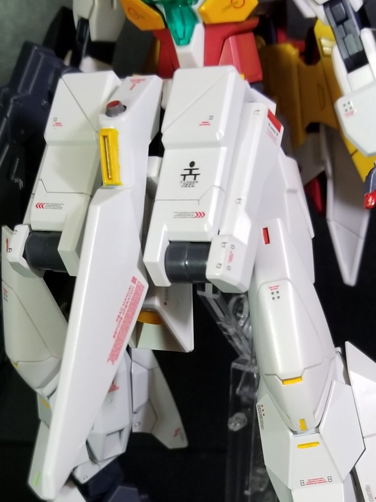 サブアームをアップで。
ヘイズル改とフライルーのユニットをミキシングして作りました。
ビルド系の機体というこだわりがあったのでT3のマークを入れるか入れないかかなり悩んだ末ワンポイントの妥協が入っています