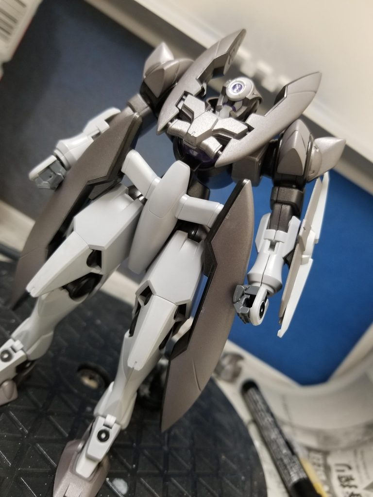 初めての塗装してのガンプラだったのでそんなに冒険せずにできるだけ原作の色に近付けようと思って配色しました
焼鉄色にメタリックブラック、少量の黒をいれた白で色分けしてみました