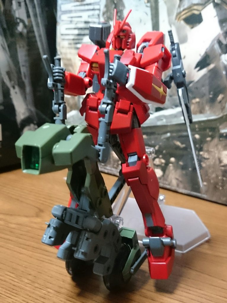 変形してライドポジションっス!
これならば普通サイズのMSだって余裕を持って乗れるっスよ!
そういやトライでメイジンもバイクに乗ってたっスね