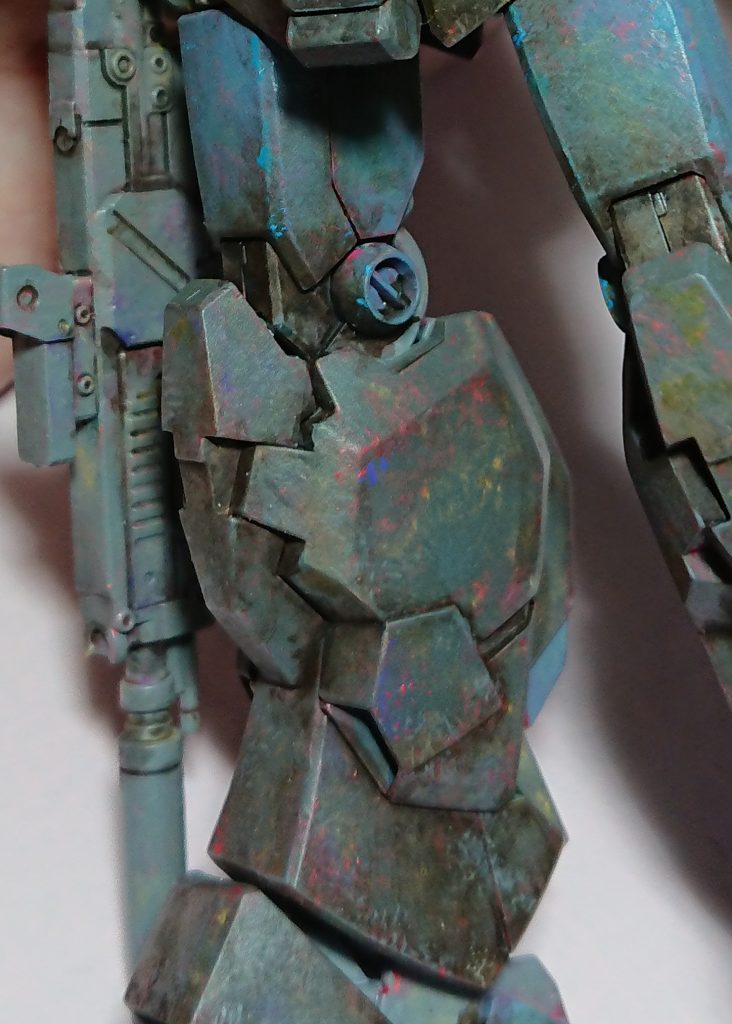 彩度の高い青、紫、ついでに蛍光色をポイントに使っています。