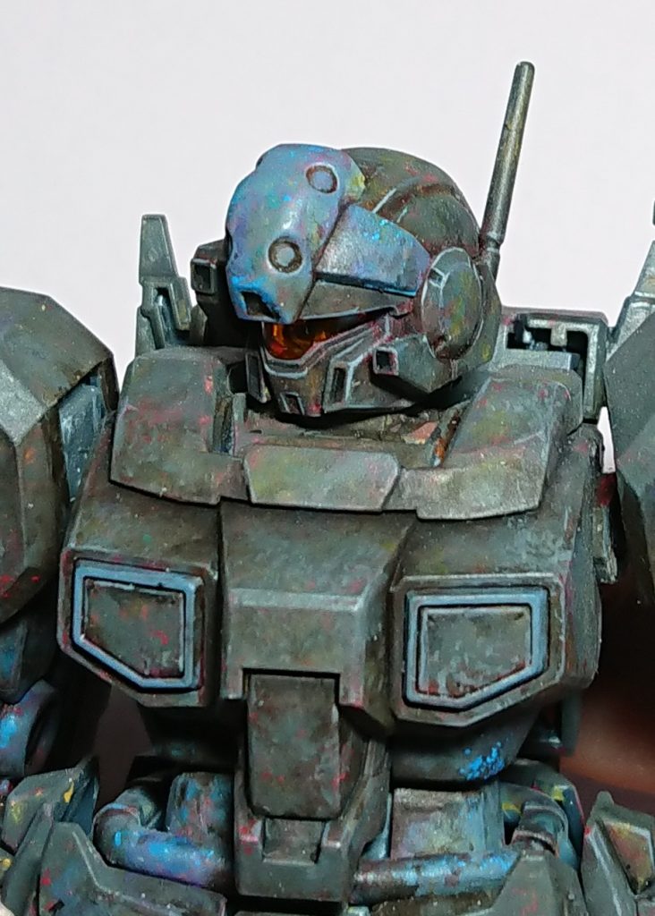 下地の色を残しながら、上塗り、さらに複数の色を載せています。エッジ部は白を入れた色で協調したりしなかったりします。