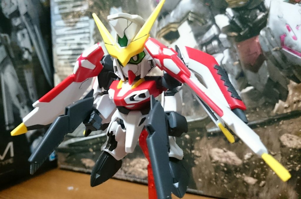 ・SDフレームver.

こちら何故か関節が固定できず、すごくへたれてるっス。特に肩と腰。
またクリアパーツは頭部センサー、ツインアイ、ビームサーベルエフェクト、ランナーレススタンドに使われてるっス。スタンド以外はヤスリスティックで磨いてるっス