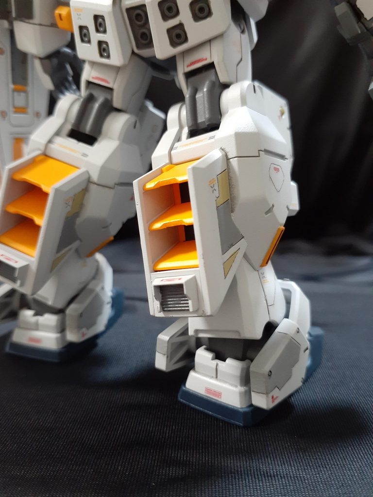 脚部スラスター下の不自然な空間が気になったので、埋めて排気ダクトにしました。