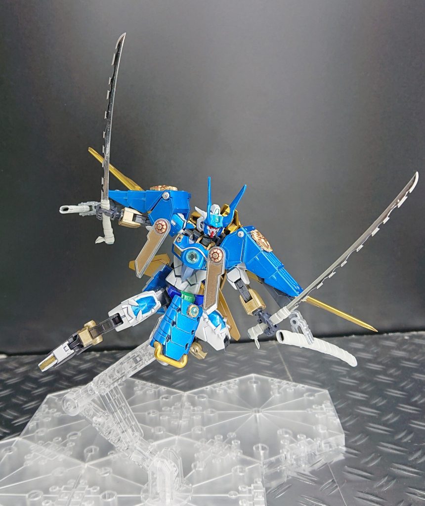 【無双頑駄無(核之型) その2】
コアフライヤーも装備しつつ、アームアームズなどの武器をフライトユニットに見立ててます。
甲冑に仕込んだサブアームのおかげで何かと携行できます。
こっちの武器も鬼◯のやつ🐗です。
「猪突猛進!」