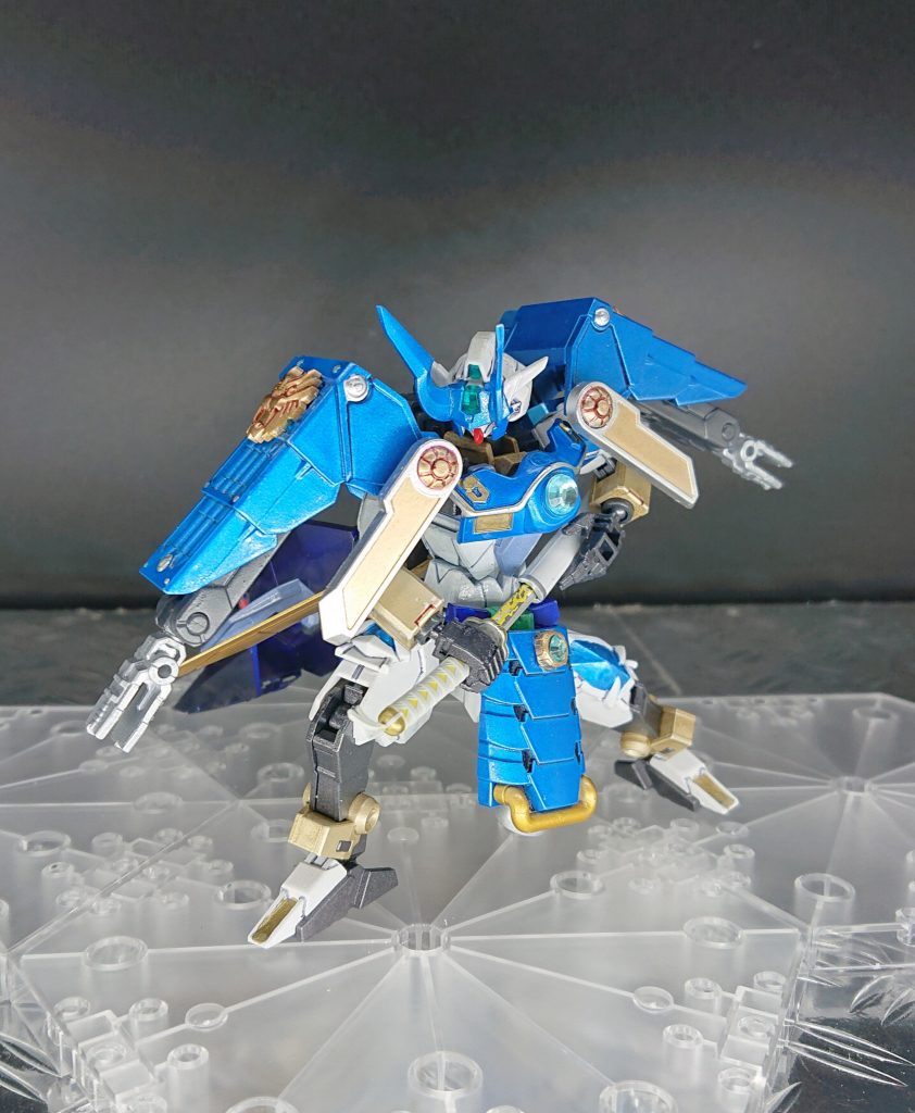 【無双頑駄無(核之型) その1】
ギミックの特徴が「戦国」と「三国」の融合なので、ネーミングのアイデアは某一騎当千なゲームから頂きました🙏
コアガンダムⅡの戦国形態にBB戦士烈火武者頑駄無の甲冑のほか、家にあるジャンクで武者化。
武器は◯滅のやつ⚡です。
「霹靂一閃!」