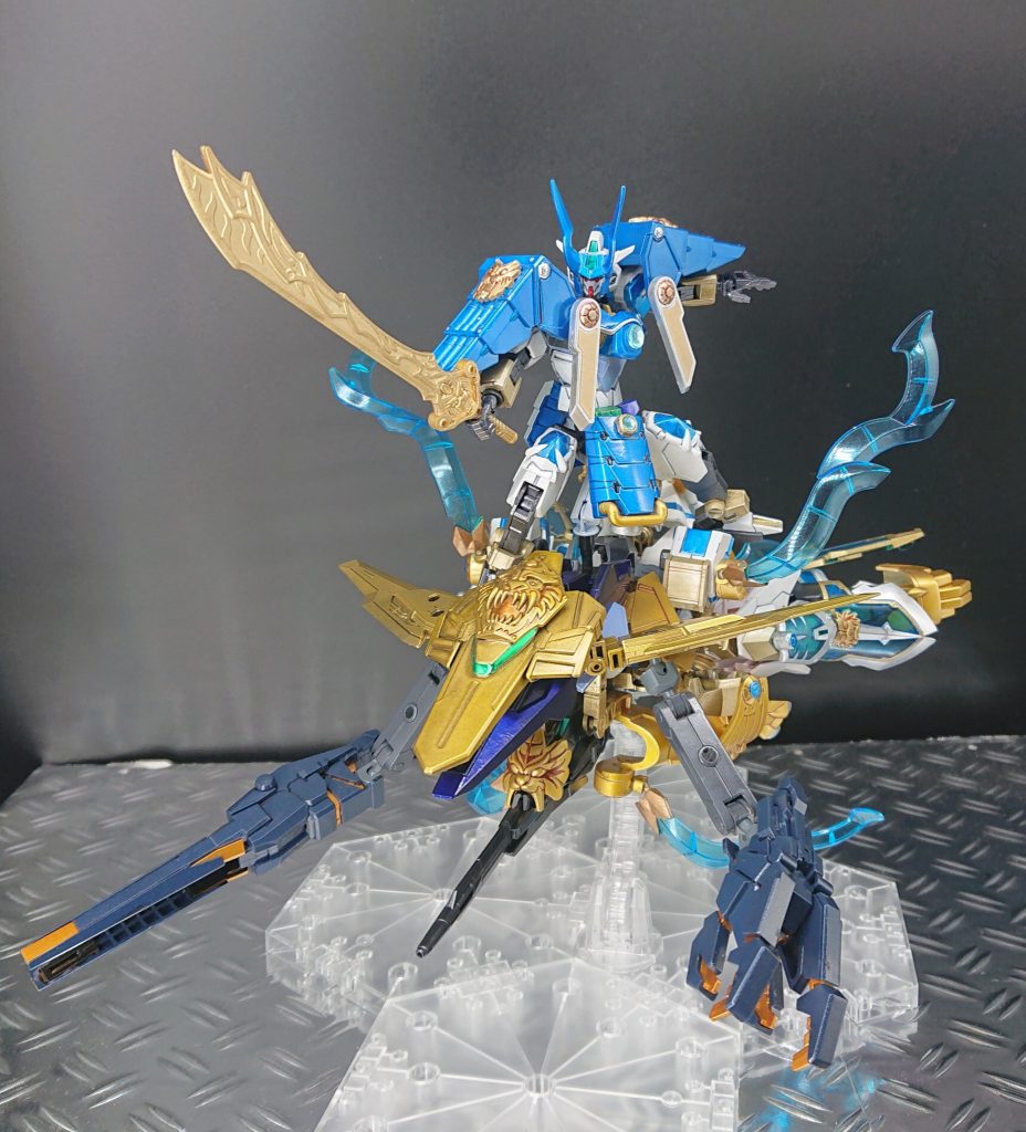 【飛行形態(飛翔之型) その1】
サタニクスユニットのフレームを加工して支援MAのような飛行形態にもできます。
ビルドファイターズっぽくサブアームにバンシィのアームドアーマー付けたらゲテモノ感アップしました😅