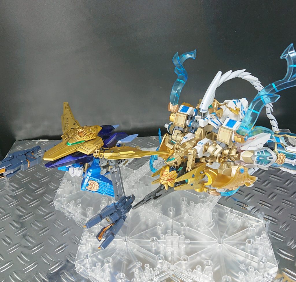 【飛行形態(飛翔之型) その2】
コアガンダムⅡのコアフライヤーがMA形態へ。
分離して2機編成に。