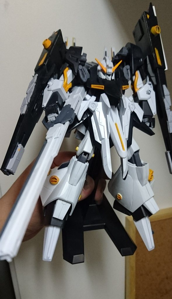 大まかな塗装が終わった時の写真。
俺にもプラモって作れるんだなーと思った瞬間でもありました。