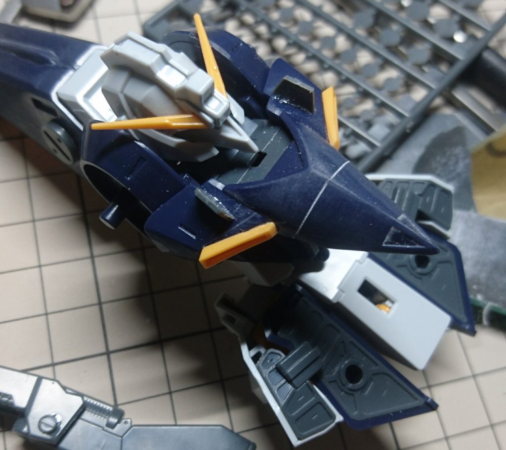 スジボリに初挑戦中。
それっぽく見えるパターン等全く知らなかったので真っ直ぐライン引いてるだけですが、それだけでもテンション上がりました。
よく見るとコトブキヤのエッチングディティールも貼り付けてたみたいです。