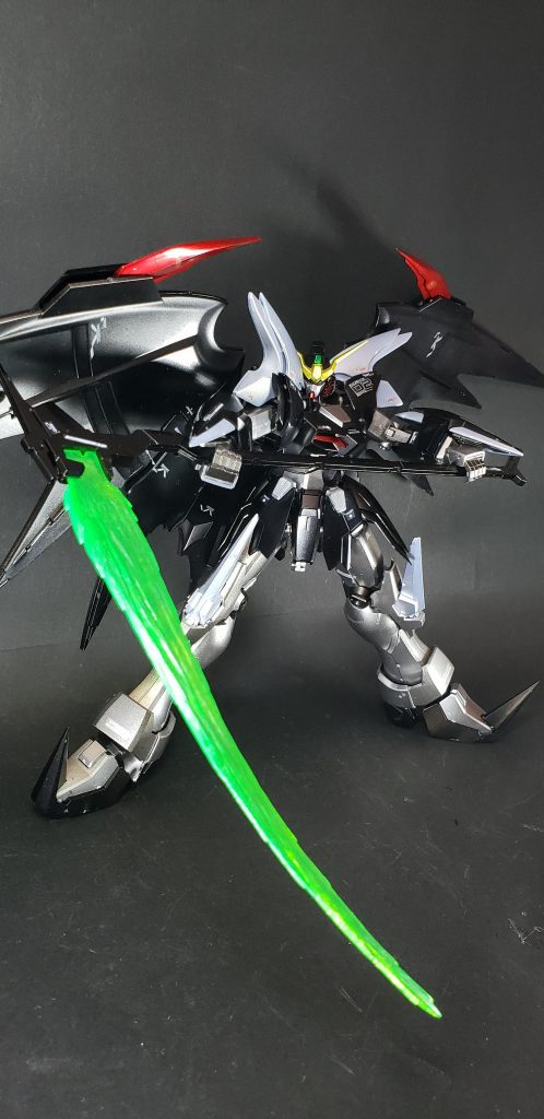 頭、胸など本体部分は改修前のテレビ版デスサイズに近い形状である。四肢は白ではなくグレーで、ひざと爪先には巨大なスパイクが設置されている。